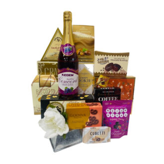 Gourmet gift basket, espresso beans, candy, chocolate, popcorn, cookies, cheese spread, snacks, gourmet snacks, nj gourmet snacks, New Jersery gourme snack gift basket, sparkling cider,